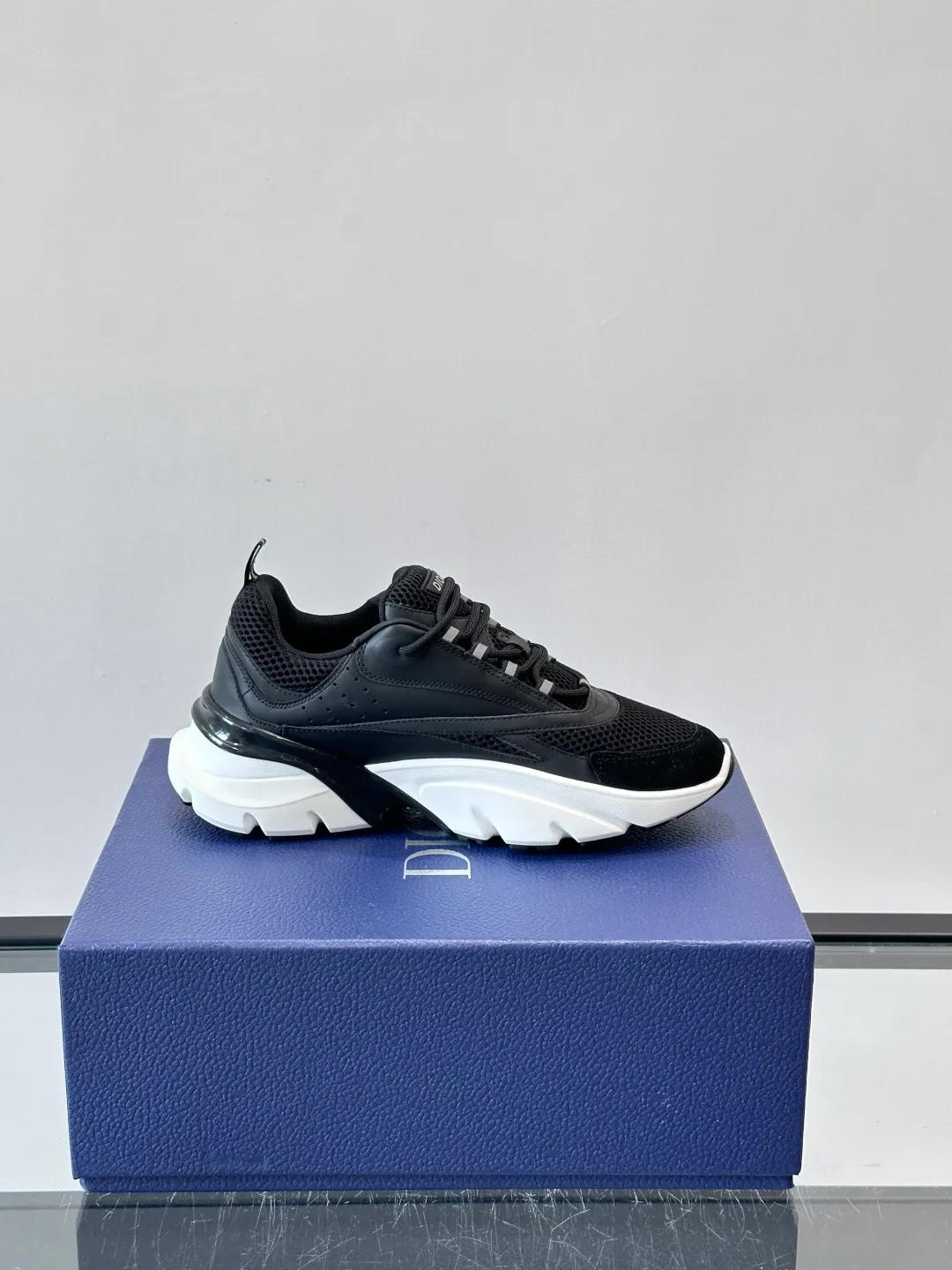 Men's shoes 💰p520 "Dior" B22 retro jogging shoes, inspired by classic jogging shoes, low-top thick sole design, cow leather + mesh fabric splicing, perfect texture and breathable. The black and white engraved rubber sole has great grip and comfort, and is OK for daily wear or sports! There is an embossed "CD" logo on the side of the shoe, which is low-key and recognizable. Rich colors, black and white, gray and blue, etc., versatile and fashionable, loved by European and American hip-hop circles and bloggers, a must-have for trendy wear size: 39-44 (customized at 45.46)